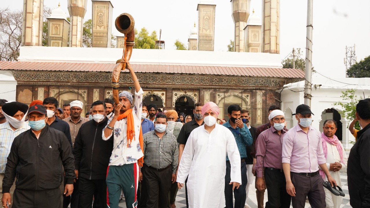 श्री झण्डे जी मेले की भव्यता बढ़ाने   पंजाब से पहुंची पैदल संगत  पुष्प वर्षा व श्री गुरु राम राय जी महाराज के जयकारों के साथ हुआ श्री दरबार साहिब में भव्य स्वागत