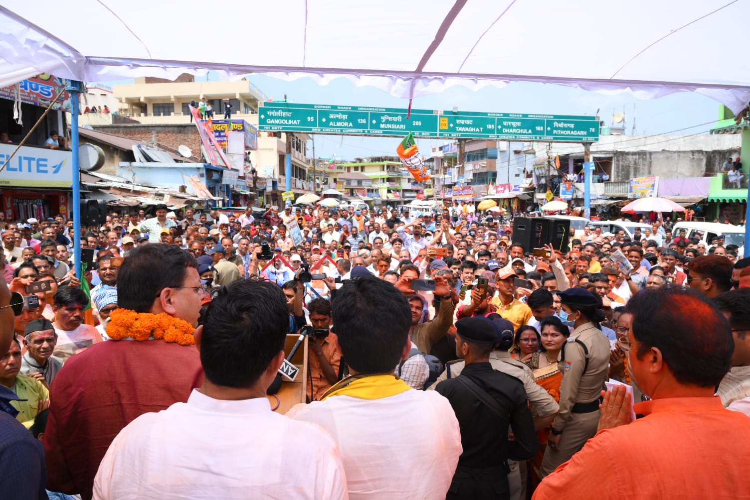 मुख्यमंत्री पुष्कर सिंह धामी ने सभा को संबोधित करते हुए कहा कि चंपावत की देवतुल्य जनता द्वारा दिए गए समर्थन मत एवं स्नेह प्यार से मैं भावुक हूं। उन्होंने कहा चंपावत की जनता की हर आकांक्षाओं पर खरा उतरने की पूरी कोशिश करूंगा,