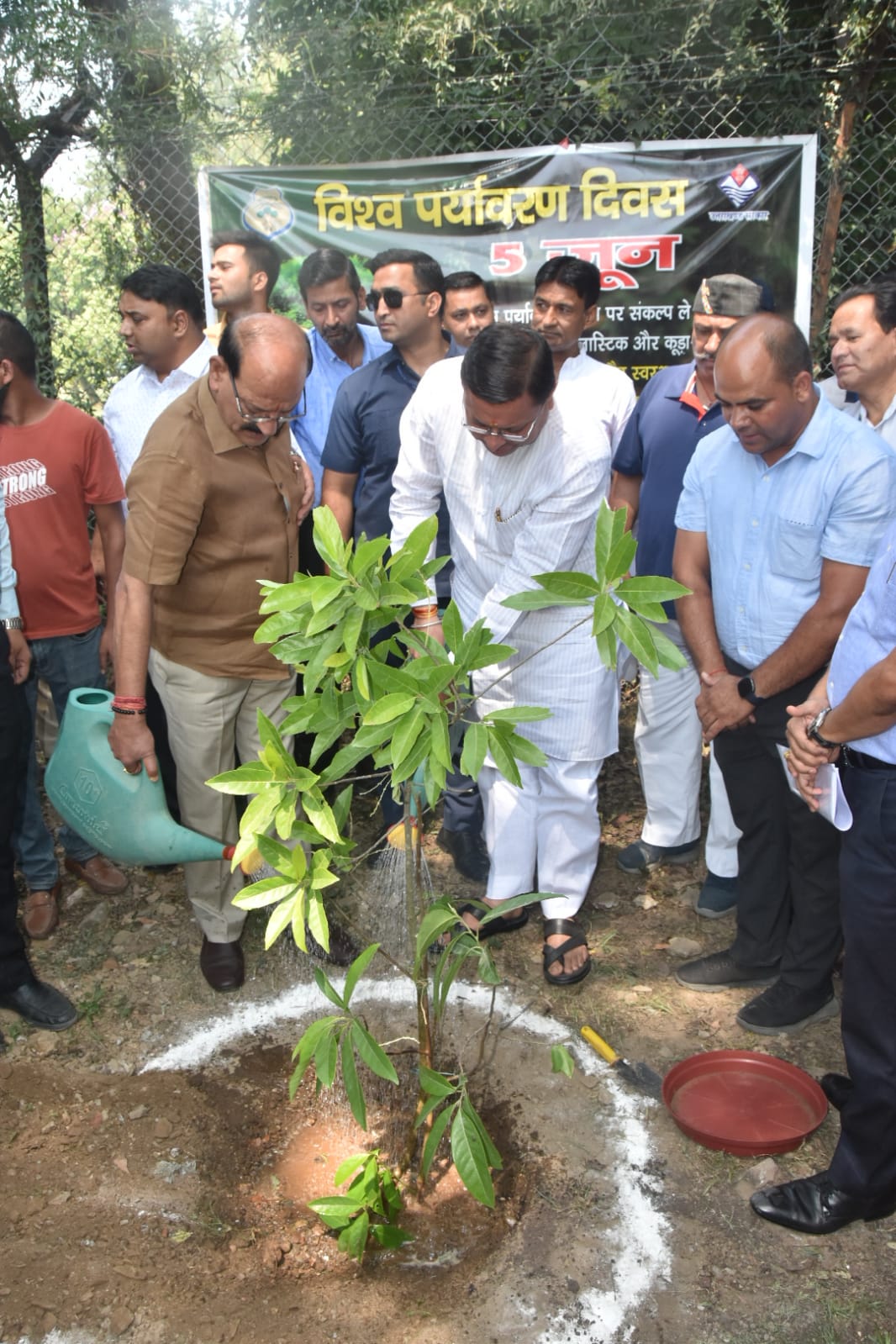 विश्व पर्यावरण दिवस पर मुख्यमंत्री ने किया वृक्षारोपण : बोले सचिवालय एवं विधानसभा को प्लास्टिक मुक्त बनाया जायेगा।