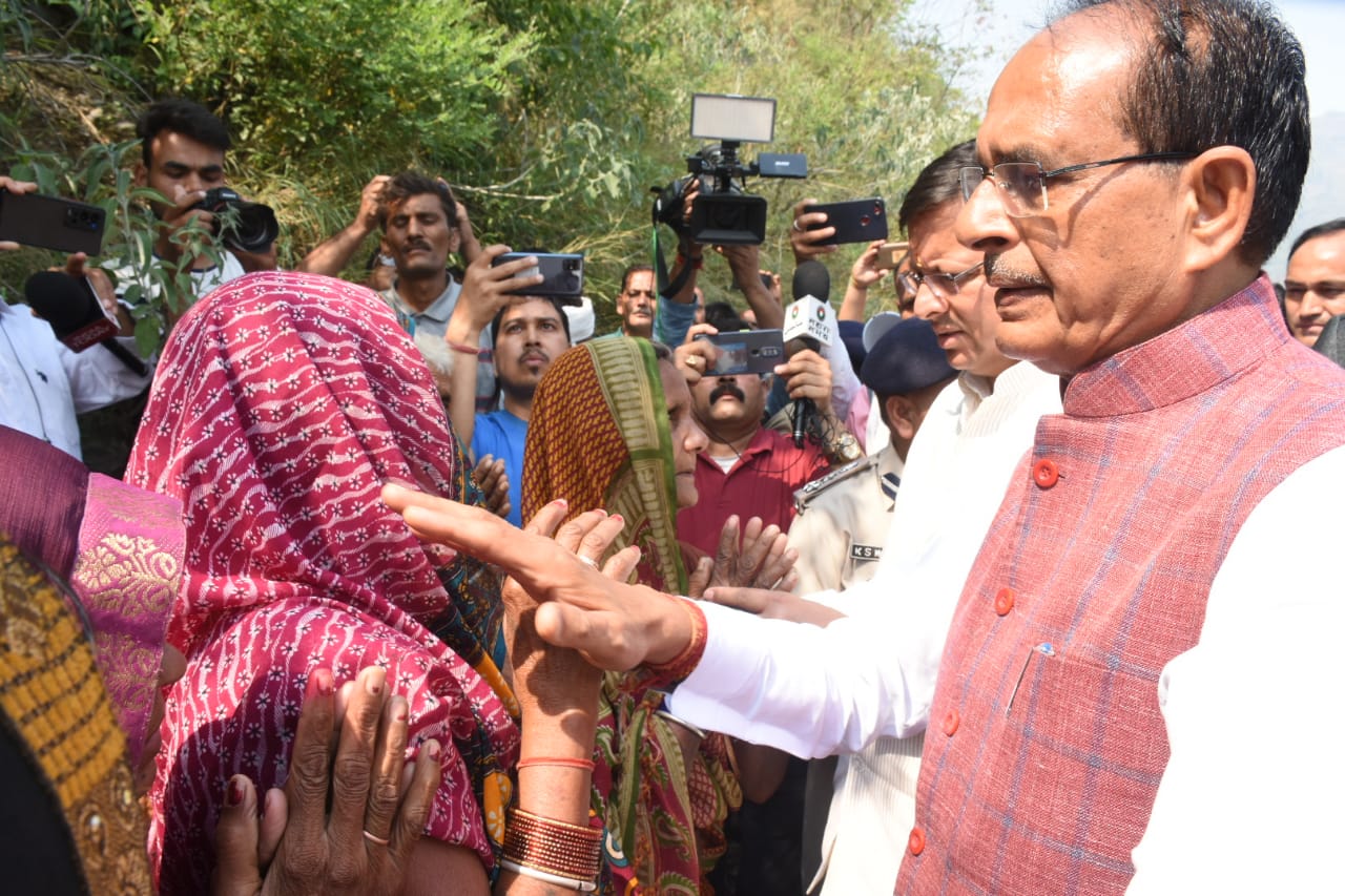 प्रदेश के मुख्यमंत्री पुष्कर सिंह धामी एवं मध्यप्रदेश के मुख्यमंत्री शिवराज सिंह चौहान ने सोमवार को यमुनोत्री राष्ट्रीय राजमार्ग के रिखाऊखड्ड डामटा के समीप बस दुर्घटना स्थल का स्थलीय निरीक्षण कर जायजा लिया।