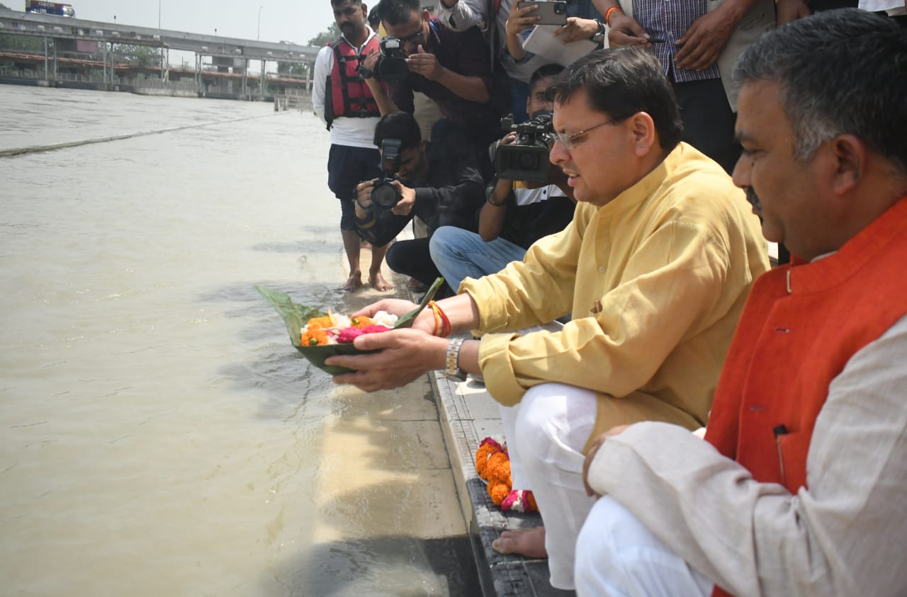 हरिद्वार: मुख्यमंत्री पुष्कर सिंह धामी ने गुरुवार को कनखल स्थित शंकराचार्य आश्रम में जगत्गुरू शंकराचार्य राजराजेश्वराश्रम से शिष्टाचार भेंट की तथा उनका आशीर्वाद प्राप्त किया।