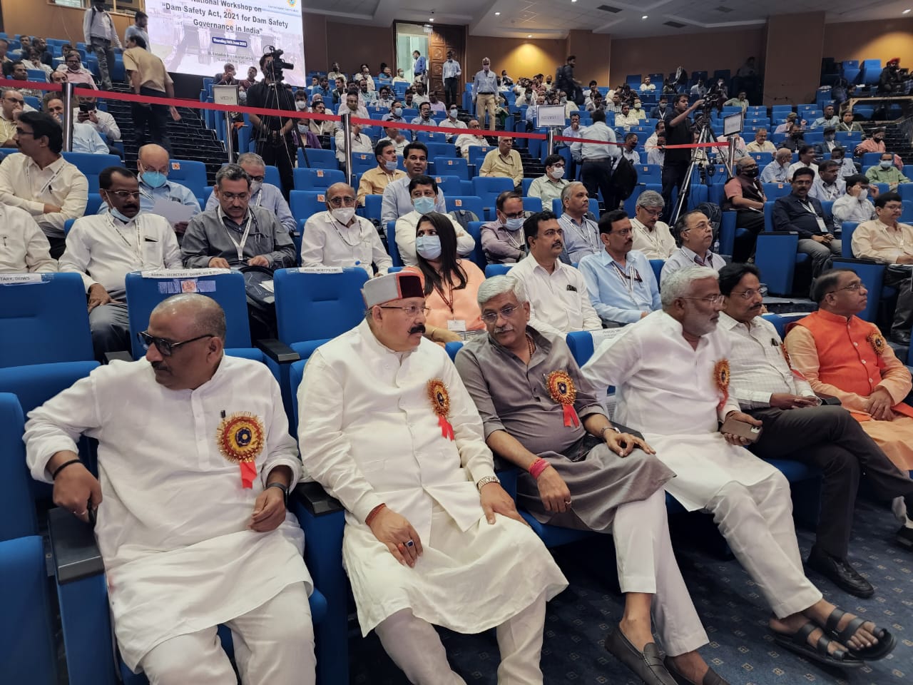 राज्य में बांधों की सुरक्षा के होंगे उचित इंतजाम*  *महाराज ने नहरों के जीर्णोद्धार हेतु मानकों में शिथिलीकरण हेतु सौंपा पत्र*  *सिंचाई मंत्री ने किया डैम सेफ्टी गवर्नेस कार्यशाला में प्रतिभाग*