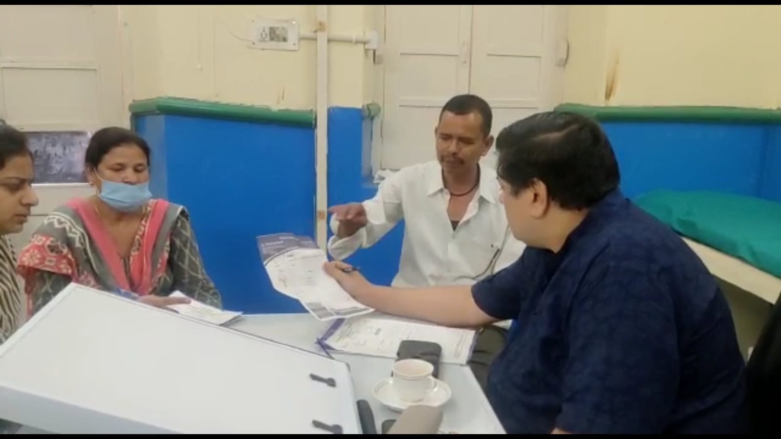 उत्तराखंड : पौड़ी में स्वास्थ्य मंत्री डॉ धन सिंह रावत ने जिला अस्पताल पहुंचकर शिविर में आए लोगों का हाल जाना। उन्होंने डॉ पंकज अरोड़ा की ओर से न्यूरो सर्जरी के क्षेत्र में किये जा रहे उल्लेखनीय कार्यों के लिए उन्हें बधाई दी ( श्री महंत इन्दिरेश अस्पताल, ने किया था पौड़ी में निःशुल्क स्वास्थ्य परीक्षण शिविर का आयोजन