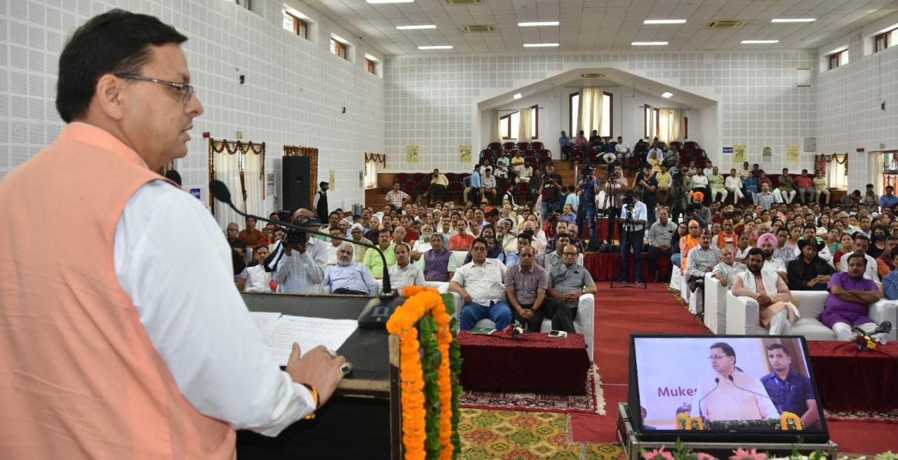 मुख्यमंत्री पुष्कर सिंह धामी ने रविवार को मुख्यमंत्री आवास स्थित मुख्य सेवक सदन में ‘मोदी @ 20 : ड्रीम्स मीट डिलीवरी’ पुस्तक पर चर्चा एवं विचार गोष्ठी में प्रतिभाग किया