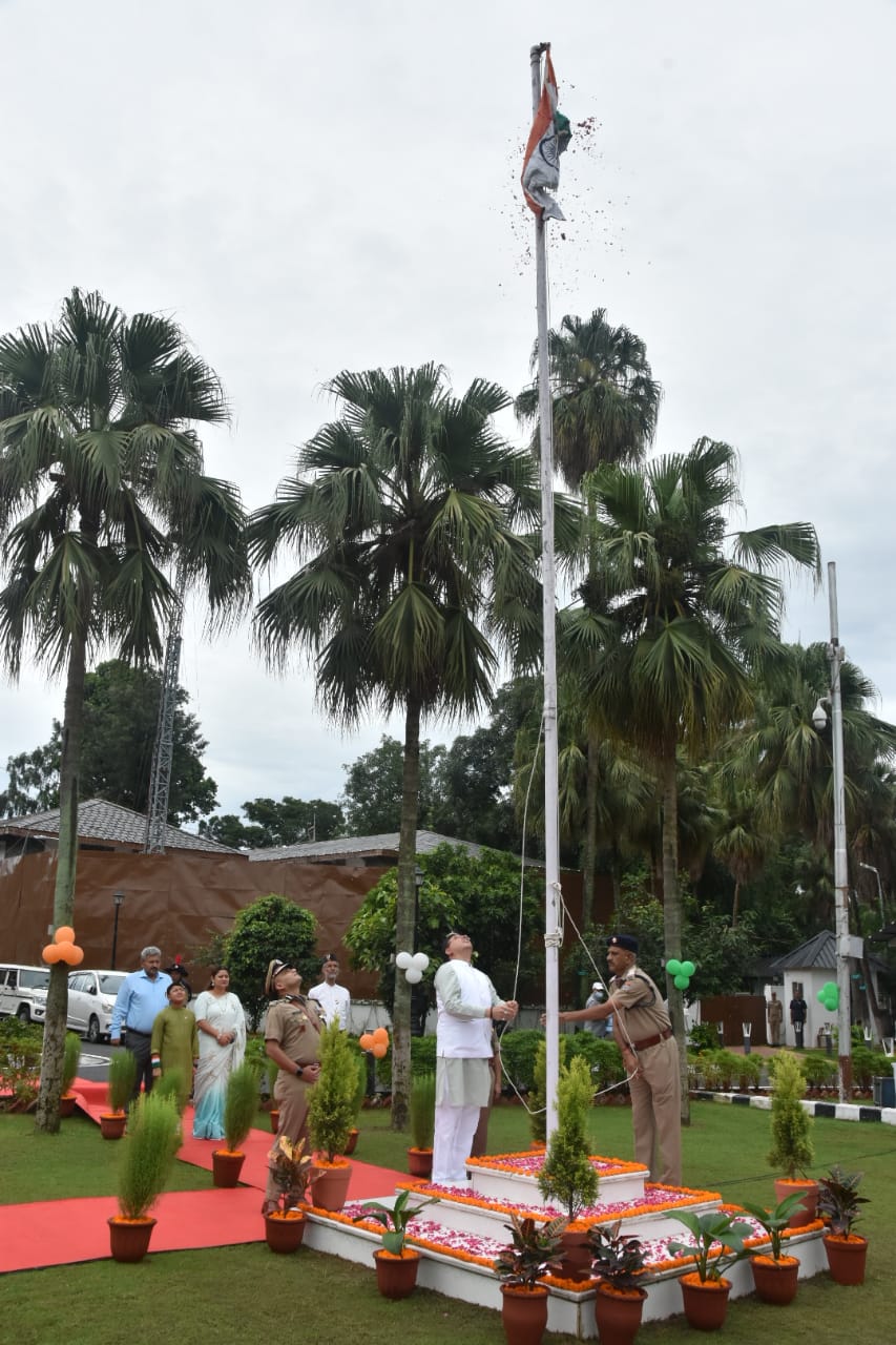 मुख्यमंत्री पुष्कर सिंह धामी ने स्वतंत्रता की 75वीं वर्षगांठ के अवसर पर मुख्यमंत्री आवास में ध्वजारोहण किया। इस अवसर पर मुख्यमंत्री ने राष्ट्रीय एकता की शपथ भी दिलाई