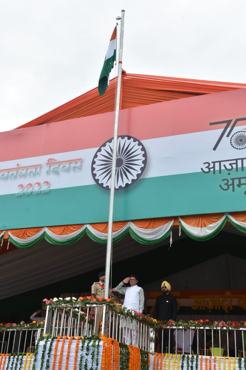 इस अवसर पर मुख्यमंत्री ने पुलिस अधिकारियों एवं कर्मचारियों को विशिष्ट कार्यों के लिए मुख्यमंत्री सराहनीय सेवा पदक प्रदान किया।