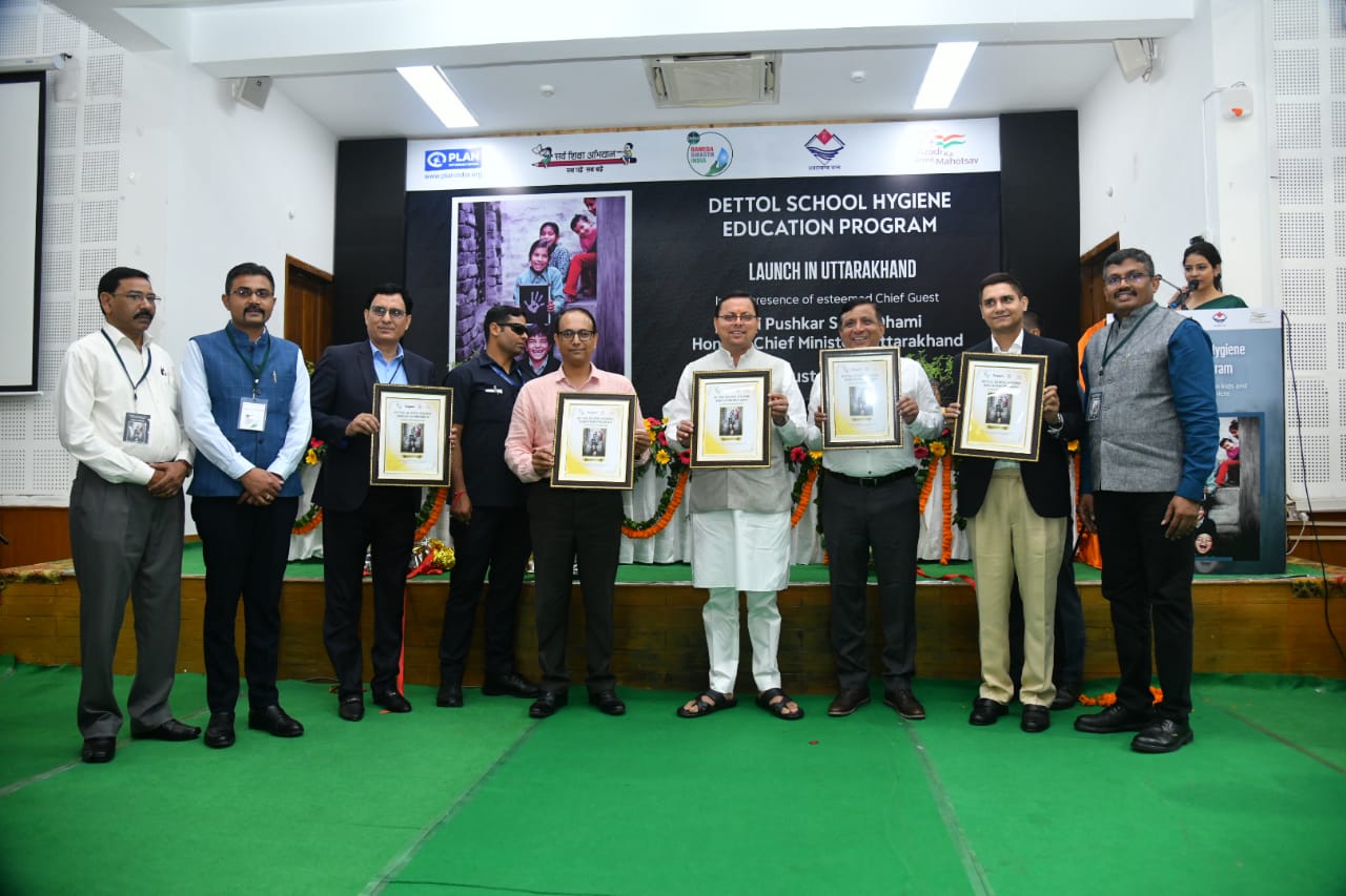 मुख्यमंत्री पुष्कर सिंह धामी ने मंगलवार को मुख्यमंत्री आवास स्थित मुख्य सेवक सदन में डैटोल स्कूल हाईजीन एजुकेशन प्रोग्राम उत्तराखण्ड का शुभारंभ किया।