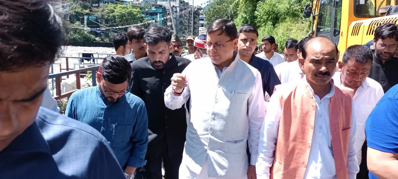 मुख्यमंत्री पुष्कर सिंह धामी ने ग्राम रांथी ( खोतिला ) में आपदा प्रभावितों से भेंट की। साथ ही आपदा प्रभावित क्षेत्र का स्थलीय और हवाई निरीक्षण भी किया।