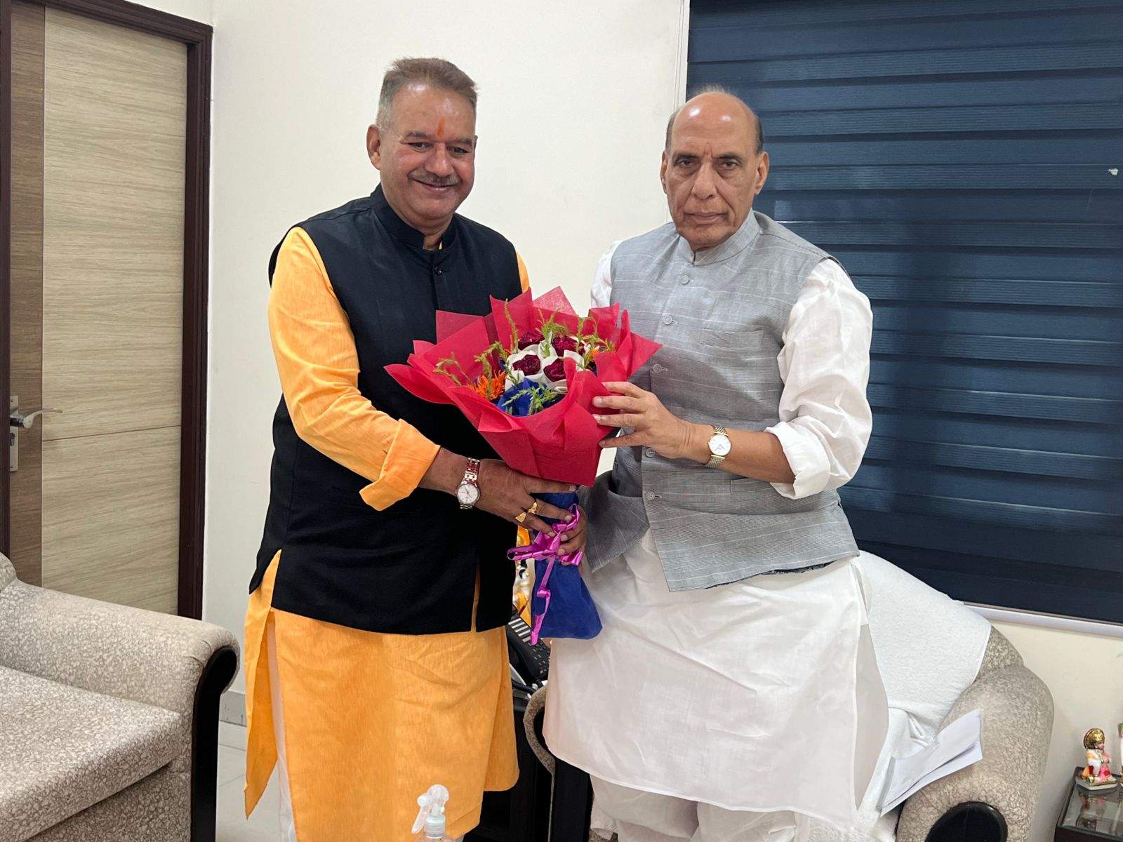 प्रदेश के सैनिक कल्याण मंत्री गणेश जोशी ने रक्षा मंत्री राजनाथ सिंह से की मुलाकात