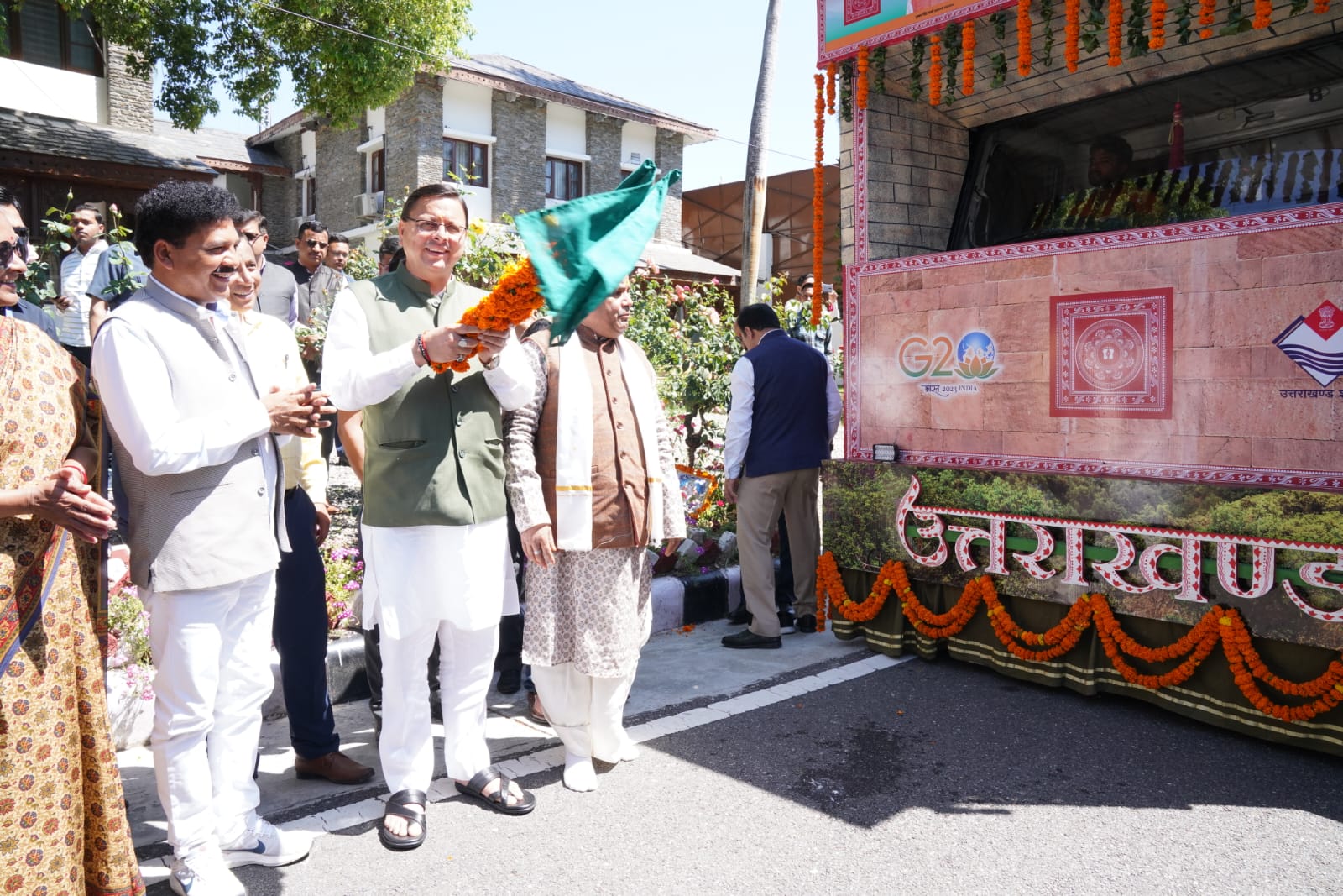 मुख्यमंत्री धामी ने गणतंत्र दिवस परेड-2023 में प्रथम स्थान पर रही उत्तराखण्ड राज्य की झांकी ‘मानसखण्ड’ को प्रदेश के जनपदों/ब्लॉक मुख्यालयों तथा मुख्य स्थानों पर प्रदर्शन हेतु फलैग ऑफ किया