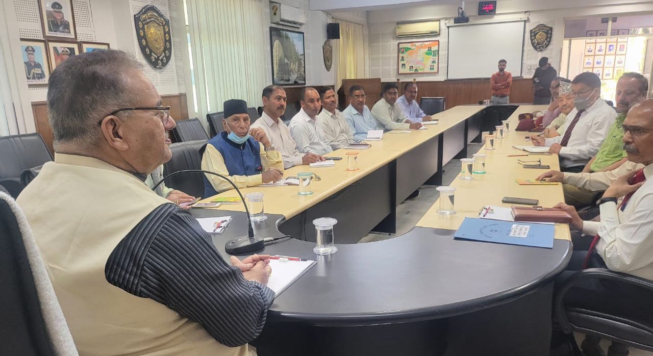 सैनिक कल्याण मंत्री गणेश जोशी ने सैनिक निदेशालय में विभागीय अधिकारियों के साथ की बैठक।