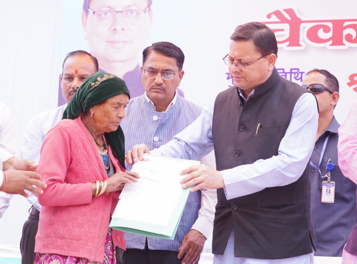 मुख्यमंत्री ने किया आपदा प्रभावित क्षेत्र का निरीक्षण भैंसवाड़ा एवं छमरौली के 13 परिवारों को राहत राशि के चेक भी वितरित किए