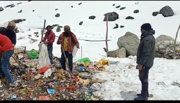 जिलाधिकारी मयूर दीक्षित के साफ-सफाई व्यवस्था करने के निर्देश पर पहले दिन केदारनाथ में 12 क्विंटल ठोस अपशिष्ट कूड़े को एकत्रित किया गय