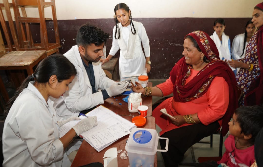 श्री महंत इन्दिरेश अस्पताल के निःशुल्क स्वास्थ्य शिविर में 2500 से अधिक ने कराई स्वास्थ्य की जॉच