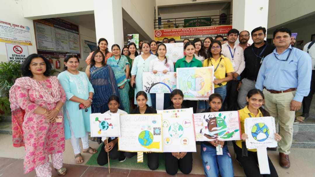 विश्वविद्यालय के कुलाधिपति महंत देवेंद्र दास जी महाराज ने सभी छात्रों को पर्यावरण संरक्षण का संदेश प्रेषित किया तथा सभी से पर्यावरण से जुड़ने का आह्वान किया