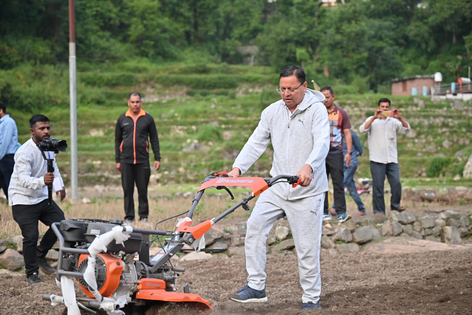 मुख्यमंत्री ने राज्य में होने वाले श्रीअन्न उत्पादों को बढ़ावा देने के मकसद से ग्राम सिरोर में ‘लाइन शोइंग’ विधि से की मंडुआ की बोआई