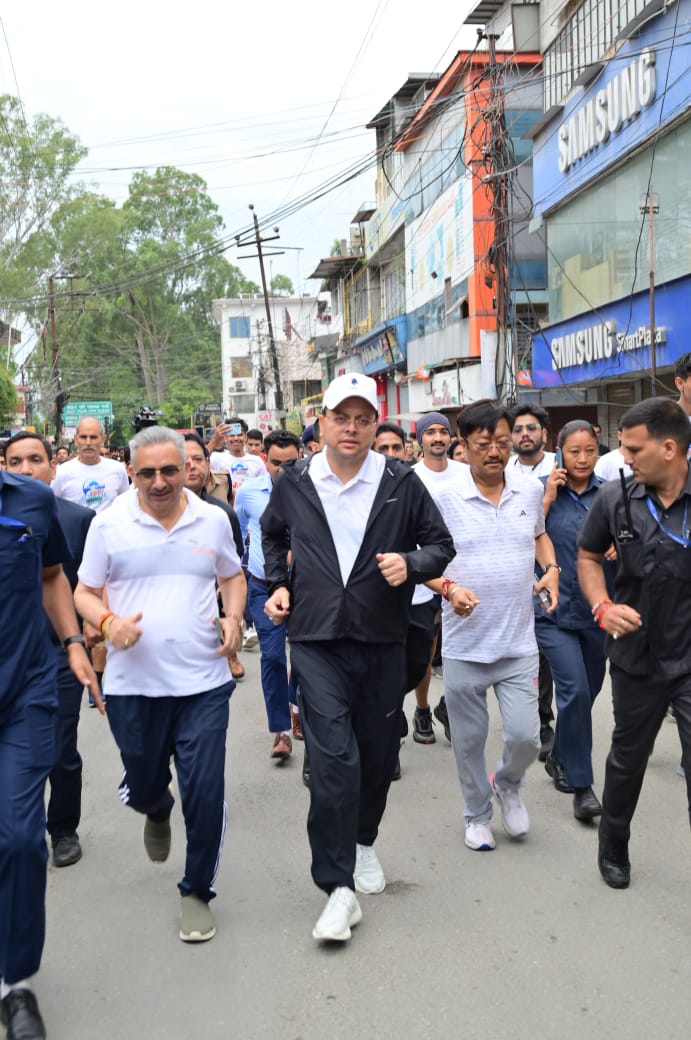 नगर निगम देहरादून द्वारा आयोजित ‘स्वच्छता लीग मैराथन’ का शुभारंभ मुख्यमंत्री ने किया। मुख्यमंत्री ने बाबा केदार, भगवान बदरीविशाल और मां गंगा से प्रधानमंत्री नरेन्द्र मोदी के स्वस्थ एवं दीर्घायु होने की कामना की है।