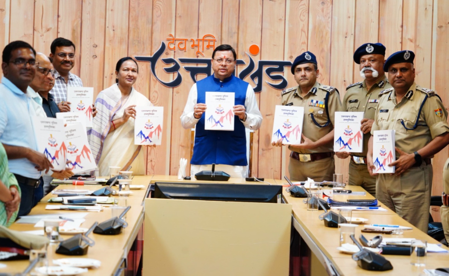 मुख्यमंत्री धामी ने उत्तराखण्ड पुलिस हस्तपुस्तिका का विमोचन किया