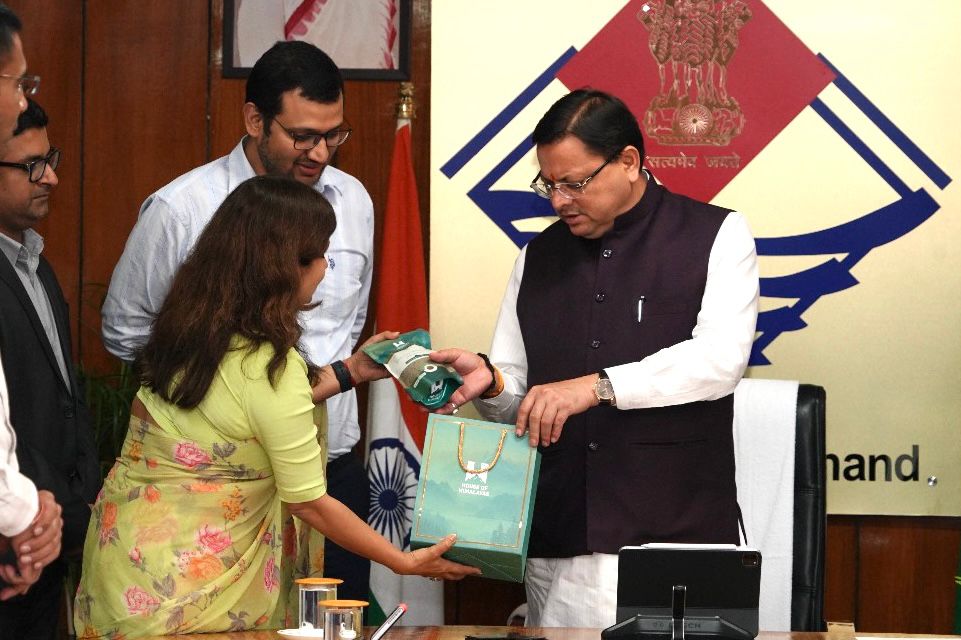 मुख्यमंत्री धामी ने उत्तराखण्ड के स्थानीय उत्पादों की ख़रीदारी भी की