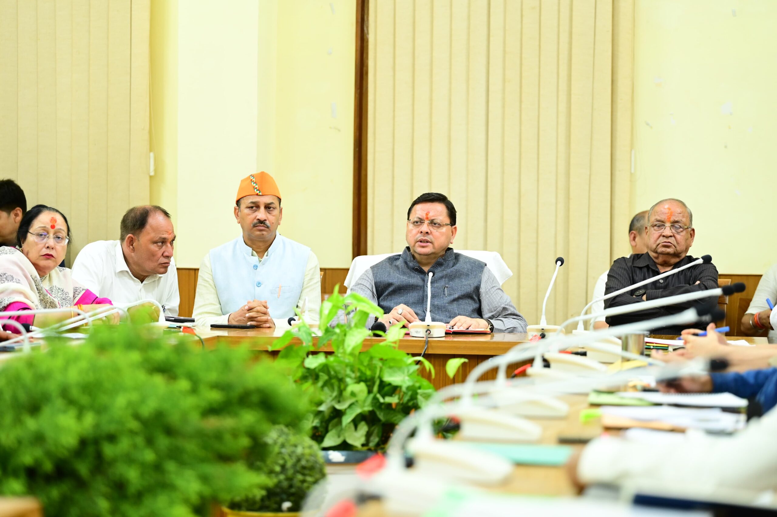 मुख्यमंत्री  धामी ने केन्द्रीय सड़क परिवहन एवं राजमार्ग मंत्री से किया सड़कों के पुनर्निर्माण मे सहयोग का अनुरोध