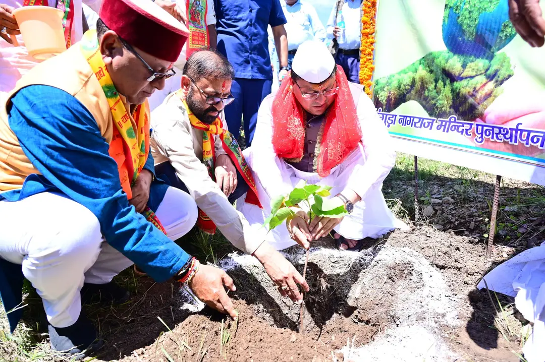 मुख्यमंत्री ने मंदिर परिसर में एक पेड मां के नाम अभियान के तहत पौधा रोपण भी किया