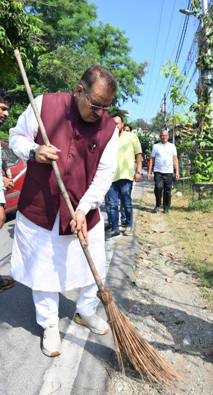 कैबिनेट मंत्री गणेश जोशी ने कहा कि प्रधानमंत्री नरेंद्र मोदी के जन्मदिवस के उपलक्ष में सेवा पखवाड़े के तहत आयोजित स्वच्छता अभियान में आज देशभर के साथ ही प्रदेशभर में स्वच्छता अभियान चलाया जा रहा है