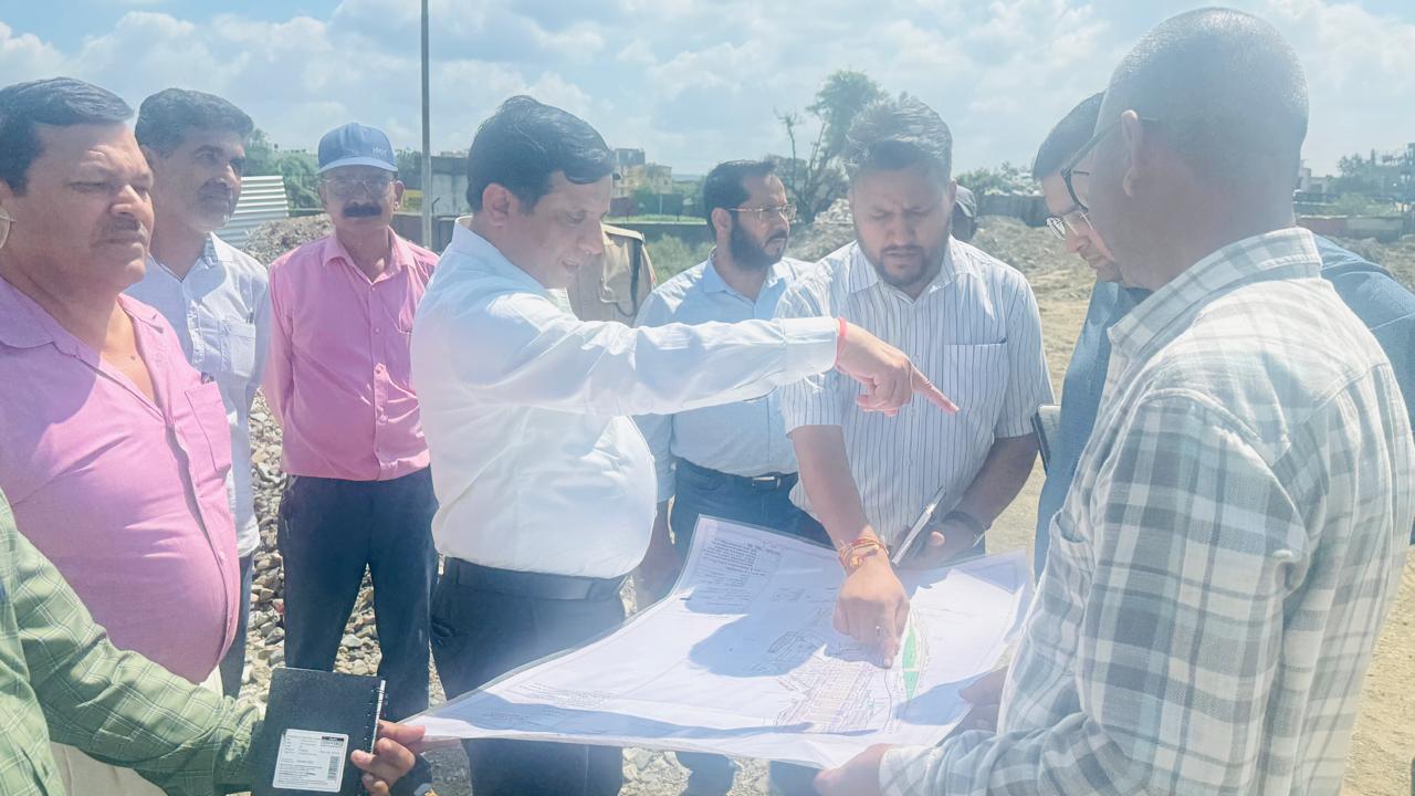 प्रधानमंत्री आवास योजना: इस महत्वाकांक्षी परियोजना का उद्देश्य आर्थिक रूप से कमजोर वर्ग के लोगों को किफायती और सुसज्जित आवास प्रदान करना है