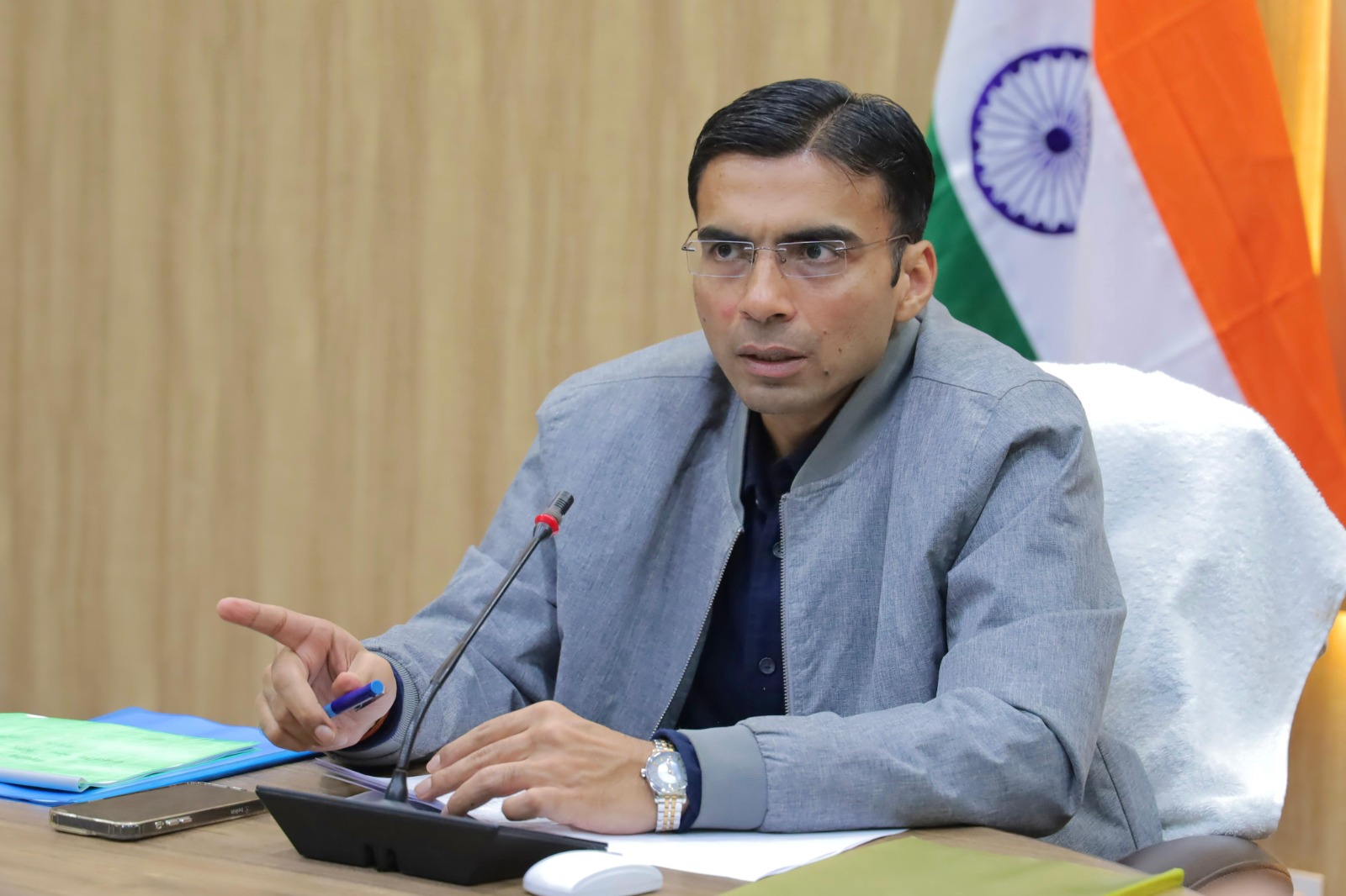 मरीजों की समझें पीड़ा, सरकारी चिकित्सालयों में अनावश्यक रेफरल स्वीकार नहीः डीएम