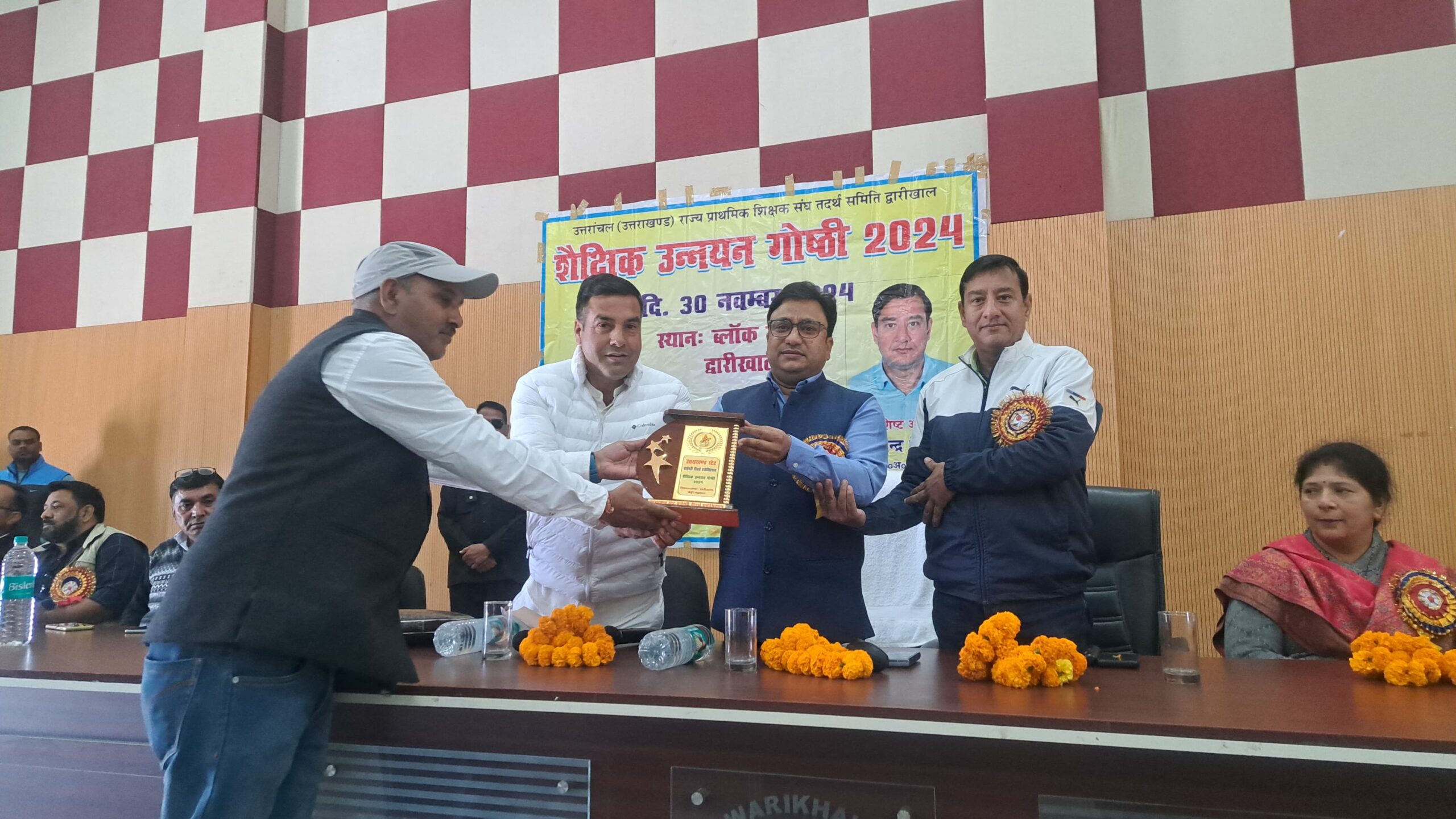 प्रमुख द्वारीखाल महेन्द्र सिंह राणा ने शिक्षकों को सम्मानित किया