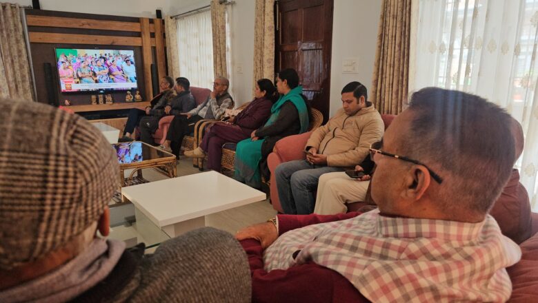 प्रधानमंत्री नरेन्द्र मोदी के मन की बात कार्यक्रम को सुनते कैबिनेट मंत्री गणेश जोशी