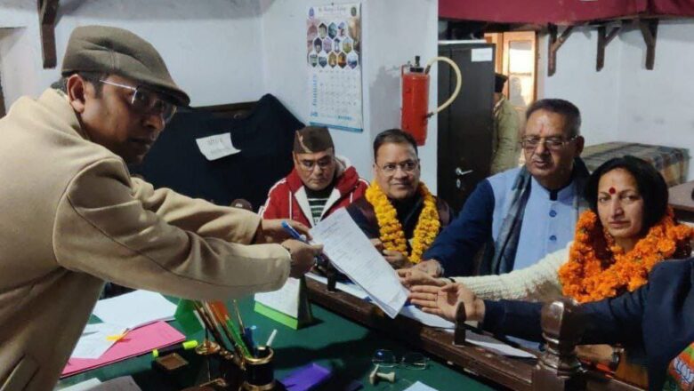 नगर पालिका परिषद मसूरी के अध्यक्ष पद हेतु भाजपा प्रत्याशी मीरा सकलानी के नामांकन में सम्मिलित हुए मंत्री गणेश जोशी बोले प्रचंड बहुमत से विजयी होंगी भाजपा प्रत्याशी की