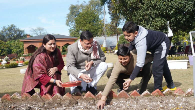 किसानों को परंपरागत खेती के साथ-साथ पुष्प उत्पादन की व्यावसायिक खेती के लिए प्रोत्साहित किया जा रहा है