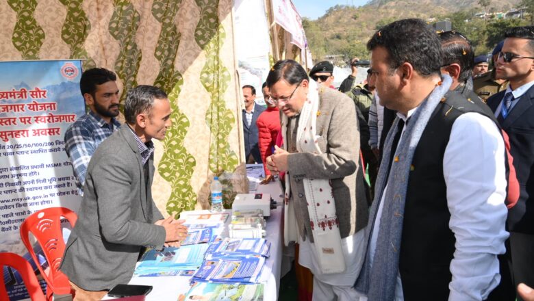 मुख्यमंत्री ने विभागीय स्टालों का निरीक्षण कर विभिन्न स्कूलों एवं एनसीसी कैडेट्स द्वारा निकाली गई मार्च पास्ट रैली को सलामी दी