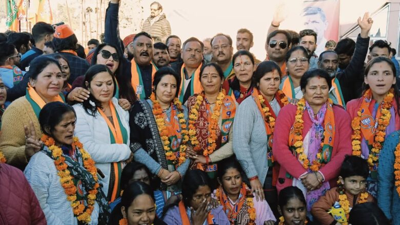 खचाखच भरी भारतीय जनता पार्टी चुनावी कार्यालय की छत में भाजपा नेताओं,पदाधिकारियों एवं कार्यकर्ताओं का उत्साह देखने लायक था