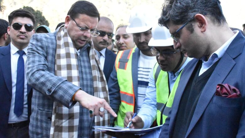 मुख्यमंत्री ने रेल विकास निगम लिमिटेड के अधिकारियों से रेलवे स्टेशन पर किए जा रहे कार्यों, अवस्थापना सुविधाओं और परियोजना की प्रगति के बारे में विस्तार से जानकारी ली