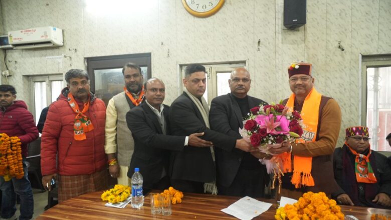 भाजपा में प्रत्याशी सौरभ थपलियाल ने कचहरी परिसर में बार एसोसिएशन के अध्यक्ष राजीव शर्मा उर्फ (बंटू भाई ) के नेतृत्व में सैकड़ो अधिवक्ताओं से मुलाकात की