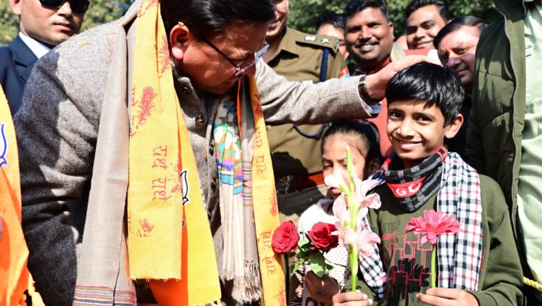 मुख्यमंत्री  धामी की बाजपुर नगरपालिका क्षेत्र में रोडशो एवं चुनावी सभा इस दौरान बड़ी संख्या में लोगों ने हाथ हिलाकर सीएम धामी का स्वागत किया