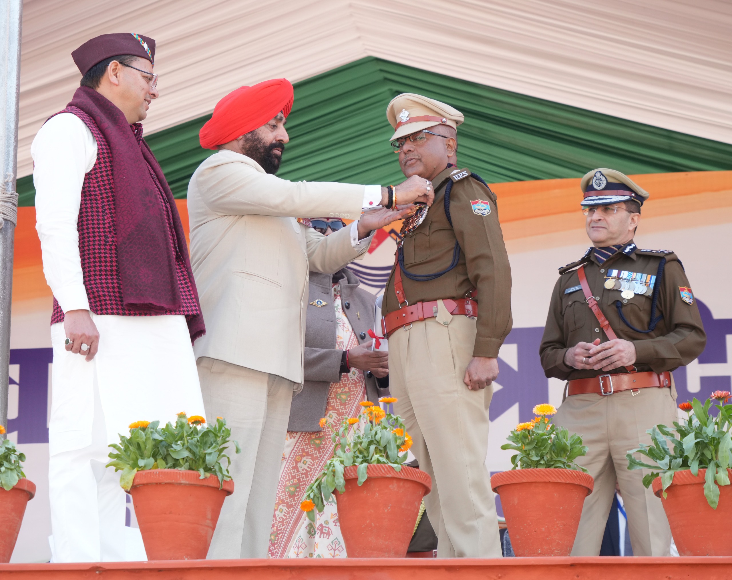 राज्यपाल लेफ्टिनेंट जनरल गुरमीत सिंह (से नि) और मुख्यमंत्री श्री पुष्कर सिंह धामी द्वारा उत्कृष्ट प्रदर्शन करने वाले पुलिस अधिकारियों को सराहनीय सेवाओं के लिए पदक अलंकरण कर सम्मानित किया गया