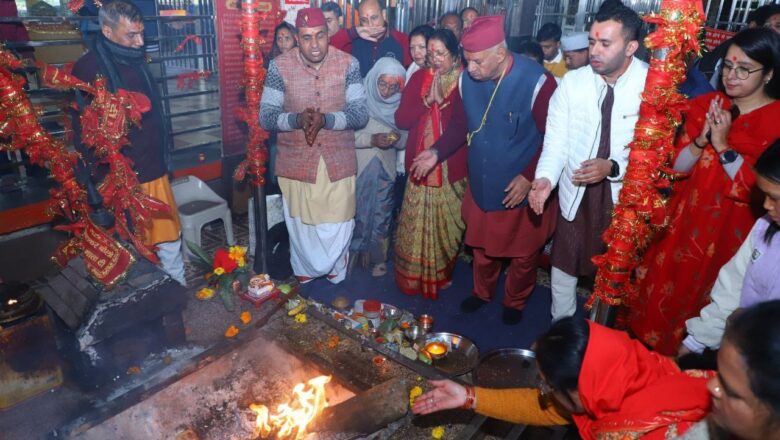 कैबिनेट मंत्री गणेश जोशी ने कैबिनेट मंत्री गणेश जोशी ने जन्म दिवस के उपलक्ष्य में डाट काली मंदिर पहुंचकर परिवार के सदस्यों के साथ विशेष पूजा अर्चना की और हवन यज्ञ कर मां काली का आशीर्वाद लिय