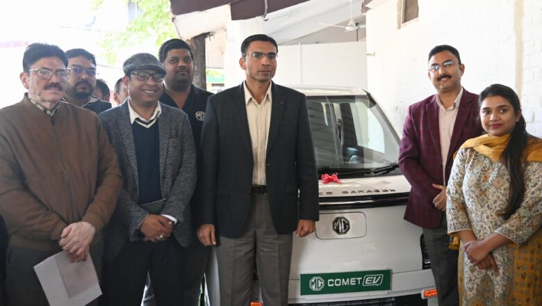 बुजुर्ग एवं दिव्यांगों की मदद के लिए जिलाधिकारी कार्यालय के मुख्य द्वार पर तत्परता से तैनात है सारथी’’