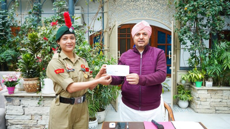 मंगलवार को आकृति रावत ने श्री दरबार साहिब में माथा टेका और श्रीमहंत देवेन्द्र दास जी महाराज से आशीर्वाद लिया