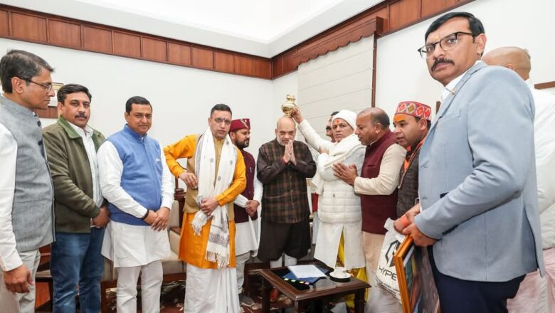 गृह मंत्री अमित  शाह से पुरोहितों ने कहा कि तीर्थों को दिव्य और भव्य स्वरूप देने के लिए उन्हें आम जनता की सुविधा की दृष्टि से व्यवस्थित किया जा रहा है, यह अपने आप में अलौकिक है