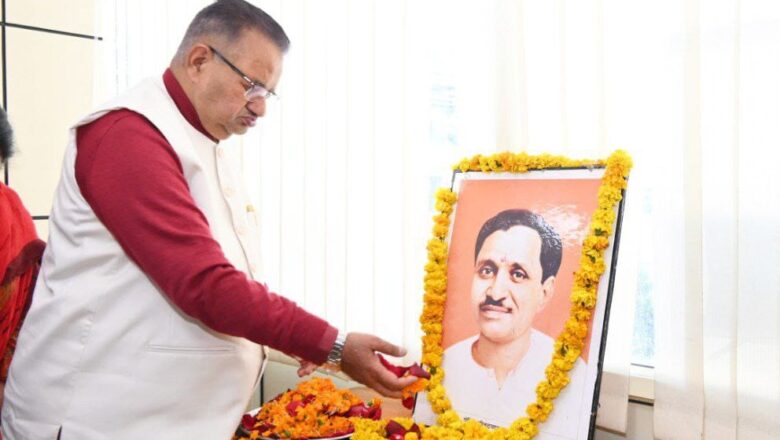 पंडित दीनदयाल उपाध्याय की पुण्यतिथि पर उन्हे श्रद्धांजलि अर्पित करते ग्राम्य विकास मंत्री गणेश जोशी