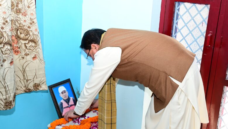 मुख्यमंत्री ने गुरूवार को स्व. मंजुल मांजिला के हर्रावाला स्थित आवास पर पहुंचकर कर उनके चित्र पर श्रद्धा सुमन अर्पित कर श्रद्धांजलि दी