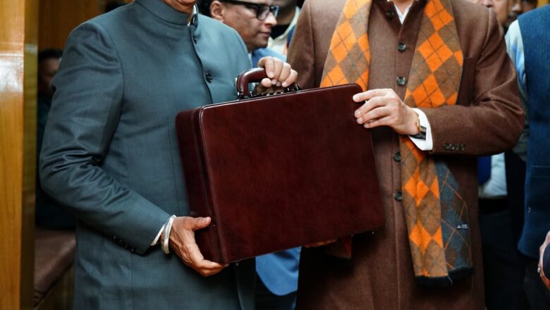 इस बजट मै ’स्मार्ट सिटी के अन्तर्गत इलेक्ट्रिक बसों के संचालन’’, ’’खेल विश्वविद्यालय की स्थापना’’,जैसी अनेकों नई पहलों को सम्मिलित किया है