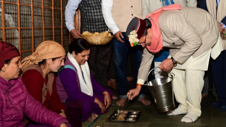 मुख्यमंत्री ने मंदिर परिसर में आयोजित भंडारे में श्रद्धालुओं को प्रसाद भी बांटा।