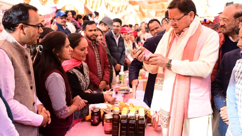 मुख्यमंत्री ने विभिन्न स्टॉलों का निरीक्षण किया और महिलाओं को किट वितरित की।