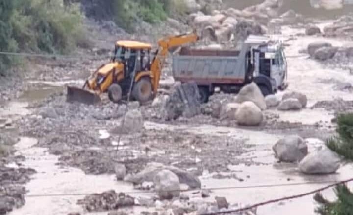 आंकड़े इस बात को साबित करते हैं कि चालू वित्तीय वर्ष तक खनन राजस्व में 3 गुना से अधिक वृद्धि, और पारदर्शी नीति के कारण माफियाओं से 8 गुना वसूली होने से वो दुखी है   