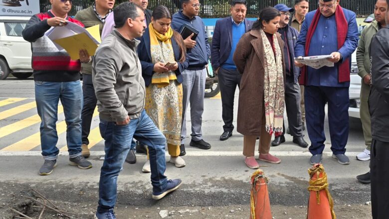 मंत्री ने कहा कि जनसमस्याओं के त्वरित समाधान के लिए सरकार पूरी तरह से प्रतिबद्ध है और जनता की सुविधा के लिए हरसंभव कदम उठाए जाएंगे