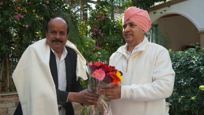 देहरादून बार एसोसिशन के अध्यक्ष मनमोहन कंडवाल ने श्री दरबार साहिब में टेका मत्था